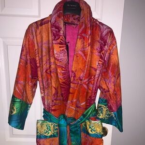 100% AUTHENTIC WOMENS RARE 2020 JUNGLE PRINT MEDUSA LUXURY ROBE
SIZE XL
